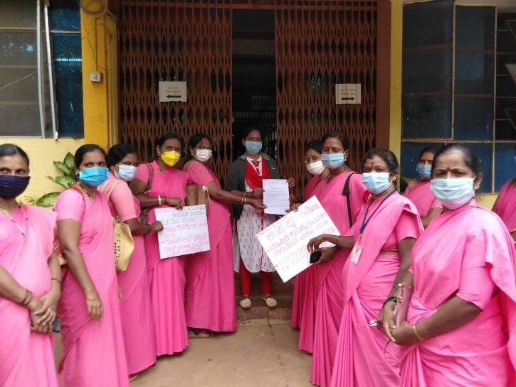 印度_社会|月薪不足200元，印度60万女性抗疫工作人员罢工