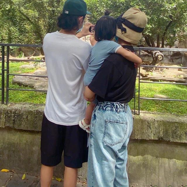 张歆艺|张歆艺一家三口陪儿子动物园游玩超温馨，袁弘搞怪和大猩猩自拍