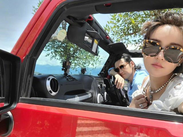 张歆艺|张歆艺一家三口陪儿子动物园游玩超温馨，袁弘搞怪和大猩猩自拍