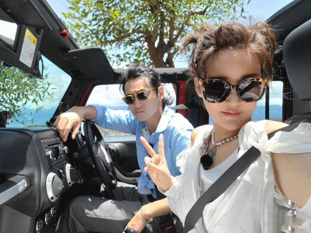 张歆艺|张歆艺一家三口陪儿子动物园游玩超温馨，袁弘搞怪和大猩猩自拍