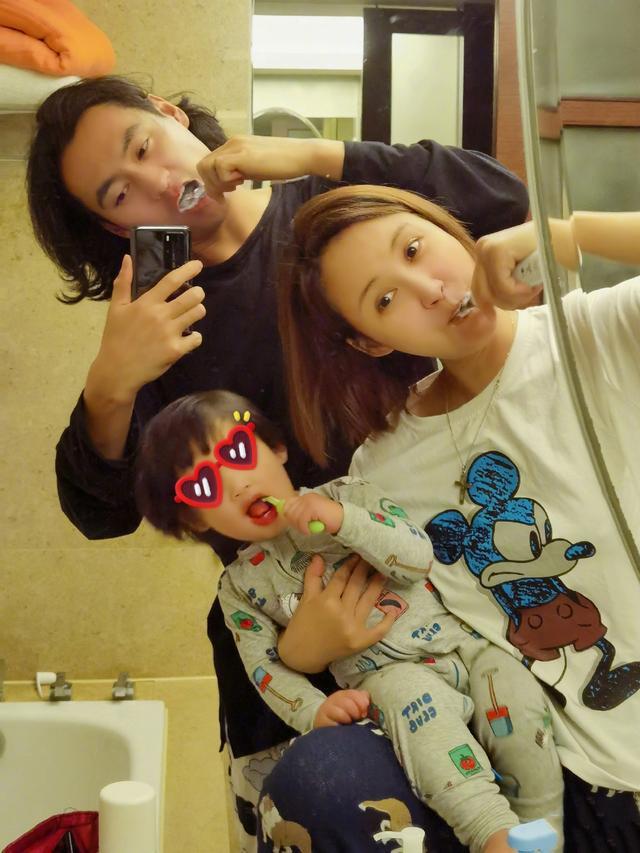 张歆艺|张歆艺一家三口陪儿子动物园游玩超温馨，袁弘搞怪和大猩猩自拍