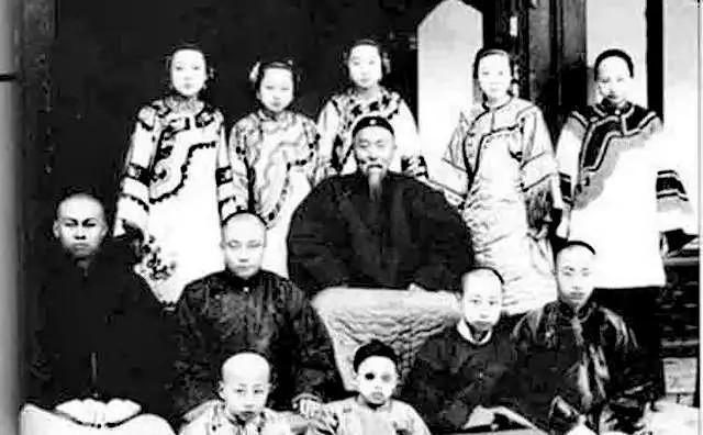 曾国藩|曾国藩：600年仅有的半个圣人，首次当官也在朝廷受贿、回家收礼