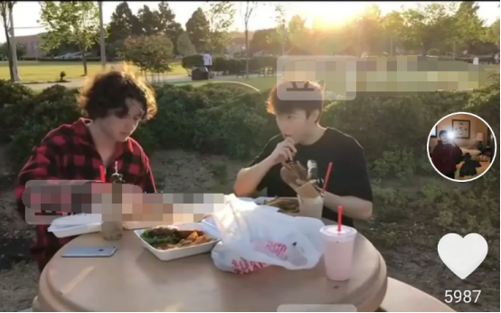 甄嬛传|《甄嬛传》齐妃的儿子特别帅，高鼻梁大眼睛，与妈妈同框像姐弟