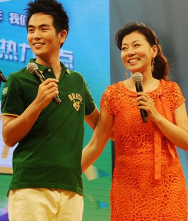 甄嬛传|《甄嬛传》齐妃的儿子特别帅，高鼻梁大眼睛，与妈妈同框像姐弟