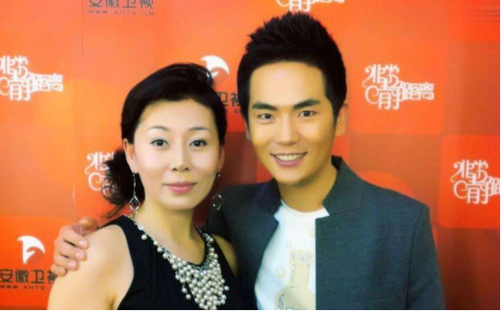 甄嬛传|《甄嬛传》齐妃的儿子特别帅，高鼻梁大眼睛，与妈妈同框像姐弟