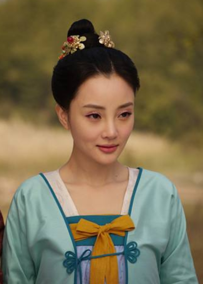 李小璐|李小璐要复出拍戏？公开白色古装造型，快40岁了还要演少女吗？