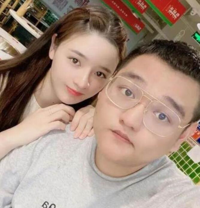 程心曲和男友一起直播,男友首次露面,一看就是土大款
