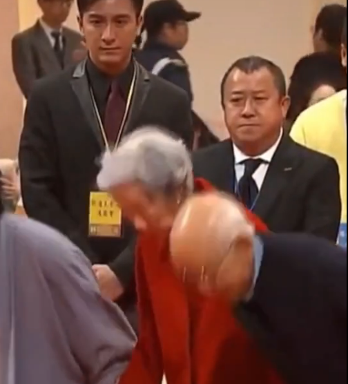 万梓良|63岁的万梓良出席曾志伟老婆的公祭活动！苍老的样子让人心疼