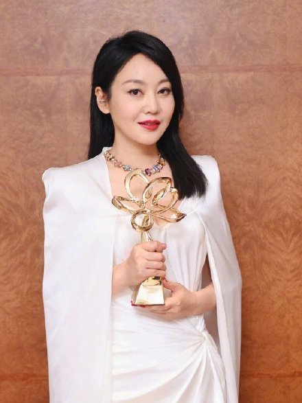 闫妮|闫妮三大满贯视后：离婚16年，49岁的她活出了中年女人最美的样子