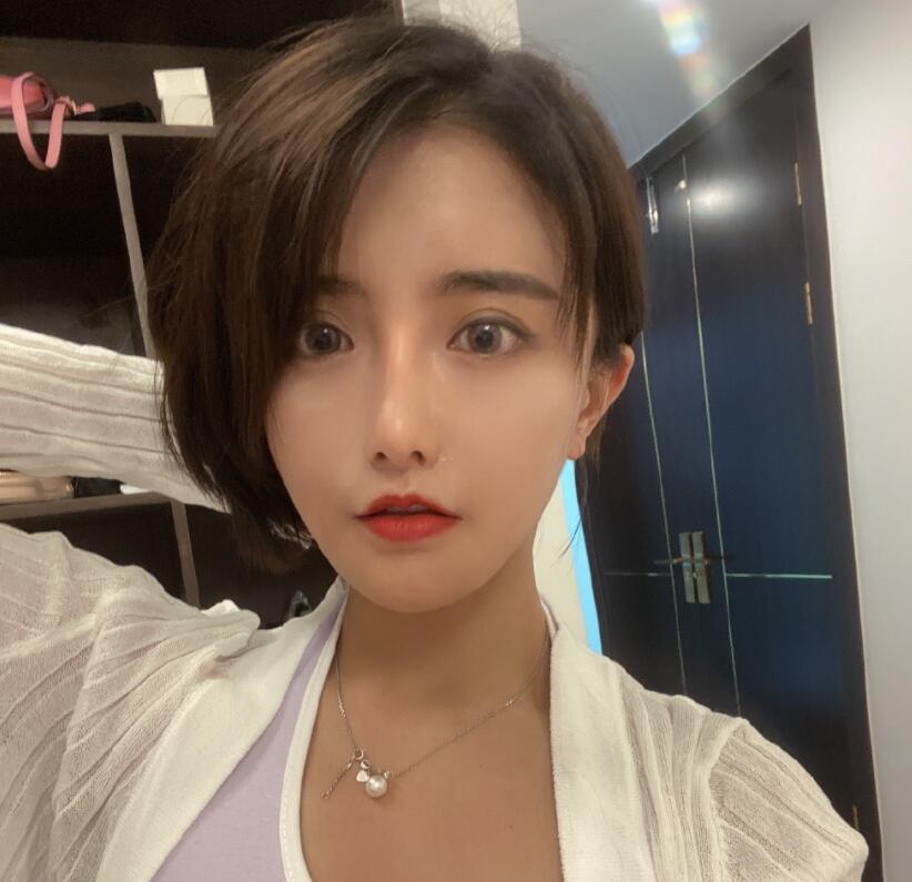 古阿扎又整容了,穿jk制服尽显老态,笑起来肌肉僵硬很吓人