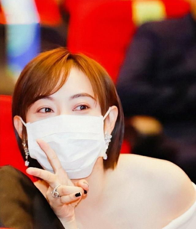 闫妮|闫妮摘得视后，蛋糕庆祝显冷清，孙俪未获奖，邓超携子接回显温馨