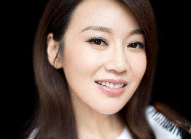 闫妮|闫妮摘得视后，蛋糕庆祝显冷清，孙俪未获奖，邓超携子接回显温馨