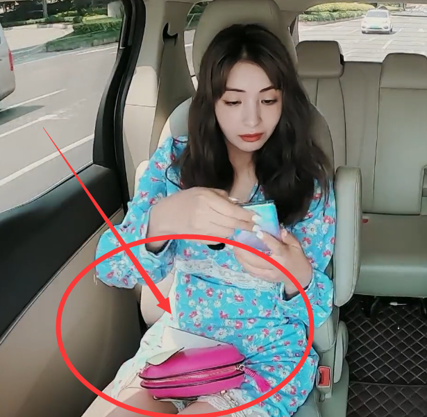 麦迪娜穿短裙坐车没有毛毯还被镜头对着谁注意她的坐姿太难了