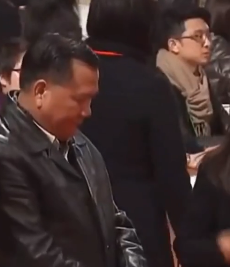 万梓良|63岁的万梓良出席曾志伟老婆的公祭活动！苍老的样子让人心疼