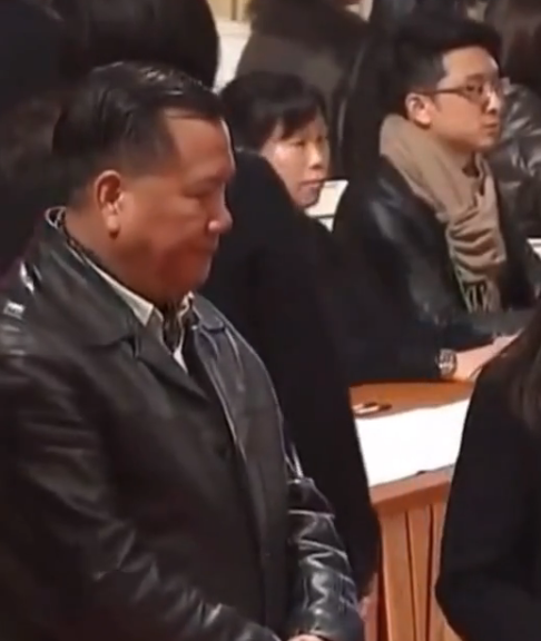 万梓良|63岁的万梓良出席曾志伟老婆的公祭活动！苍老的样子让人心疼