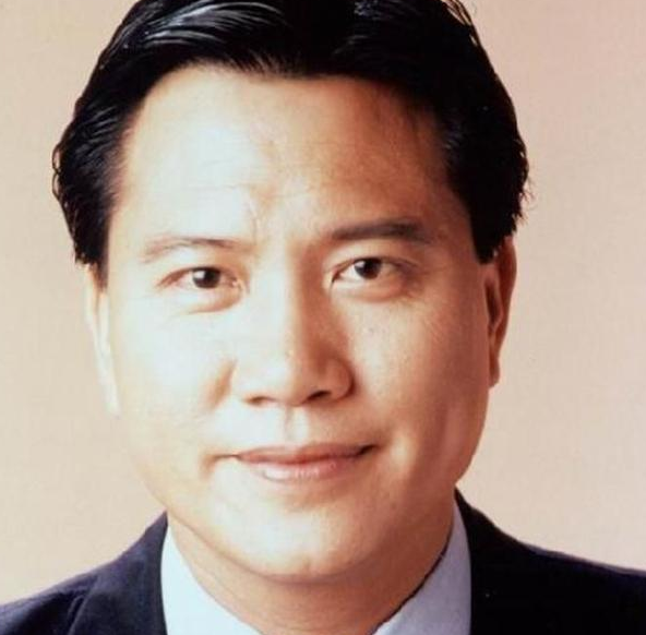 万梓良|63岁的万梓良出席曾志伟老婆的公祭活动！苍老的样子让人心疼