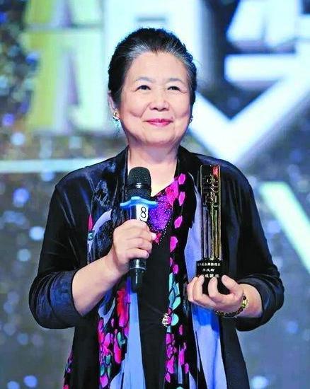 "祖母专业户"李文玲:婚姻恩爱51年,今76岁还坚持拍戏