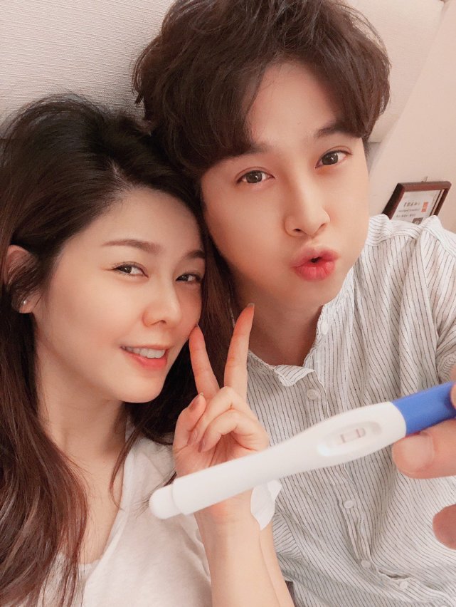白家绮与老公吴东谚更开心的晒出宝宝的b超照以及验孕棒,再为人父母的