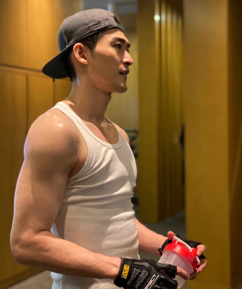 张翰|张翰宣新剧，怀里搂着徐璐被错认成郑爽，是P的像还是又被消费？