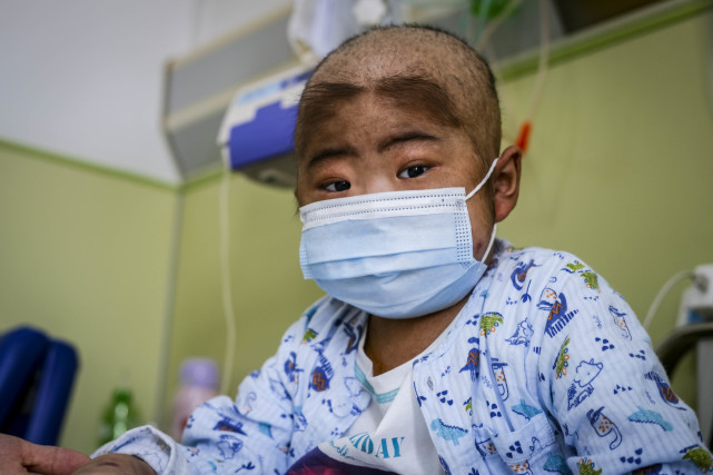 一家三口两人患白血病妈妈为救儿子主动放弃哭诉孩子你要活下去