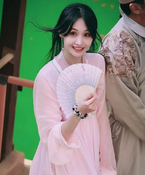 郑爽手机掉湖里,反应前后差距太真实,王鹤棣的安慰让人想打他