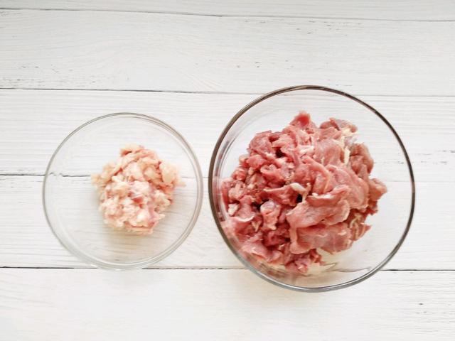 2,那羊肉中的肥肉和瘦肉要分开,瘦肉要切成片,肥肉切成丁.