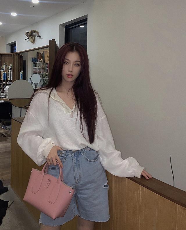 虞书欣用一个粉色的包包作为休闲服装的搭配,既增添了亮眼的活泼元素
