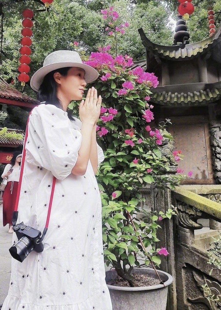 朱丹|朱丹晒自己二胎孕照，39岁高龄产妇怀孕没有影响，真是逆生长