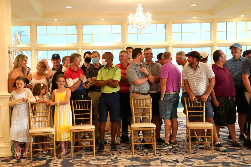 特朗普|几十人不戴口罩，记者现场质问，特朗普睁眼说瞎话：我看着就戴了