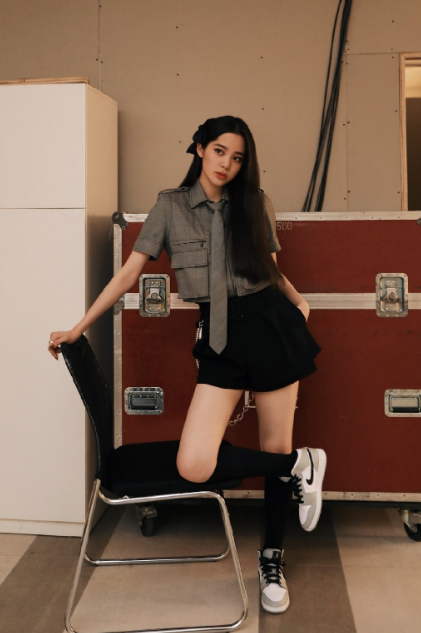 欧阳娜娜终于对jk制服下手了,搭上黑袜后,这腿长得太不真实!