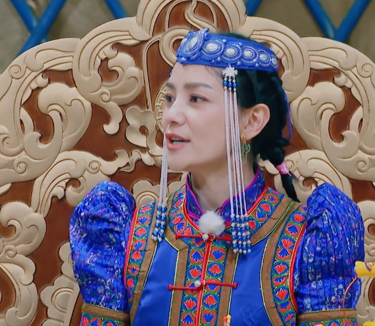 吉娜穿蒙古装像游客,看到张歆艺和胡可,说是草原上的公主我都信