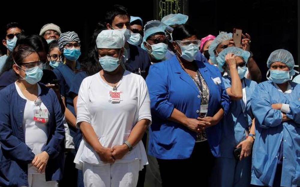 特朗普|几十人不戴口罩，记者现场质问，特朗普睁眼说瞎话：我看着就戴了