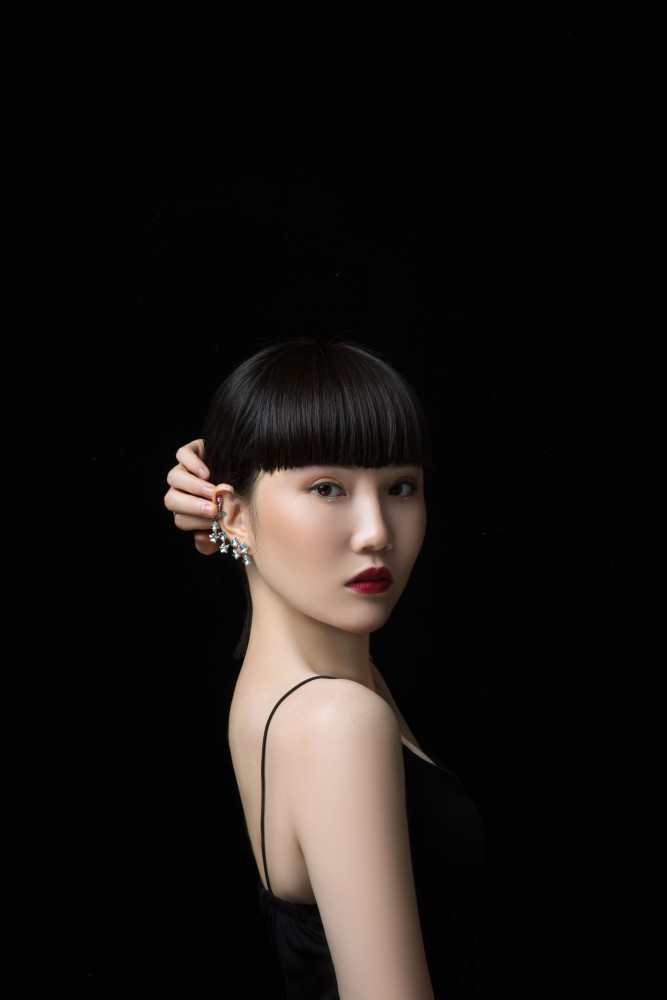 广大网友评论有lady gaga的气场,一身黑色吊带长裙,特殊的齐刘海发型