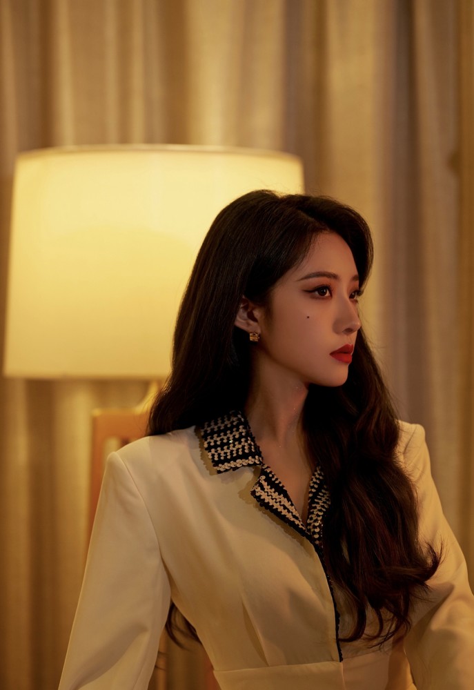 许佳琪喻言再引争议机场迷惑行为带粉丝乱跑扰乱秩序粉丝还控评