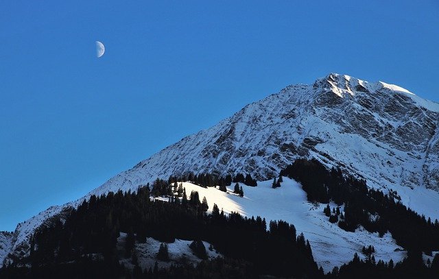 古诗词|古诗词中的明月，苍茫云海，月出天山