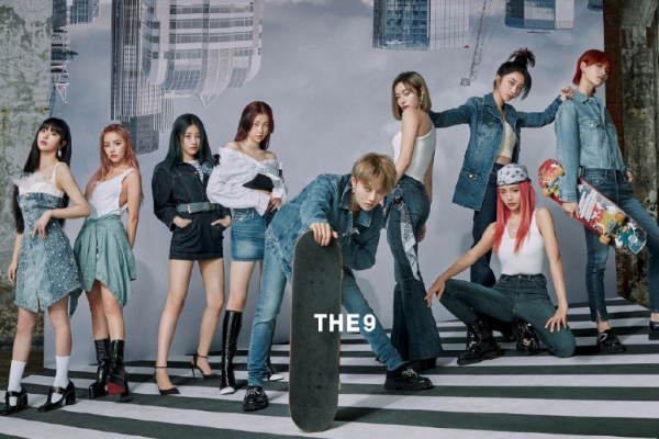 虞书欣|THE9新拍复古摩登写真，刘雨昕C位握滑板，虞书欣孔雪儿争门面？