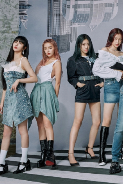 虞书欣|THE9新拍复古摩登写真，刘雨昕C位握滑板，虞书欣孔雪儿争门面？