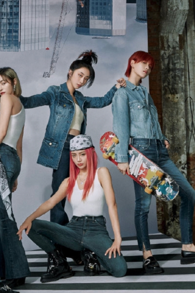 虞书欣|THE9新拍复古摩登写真，刘雨昕C位握滑板，虞书欣孔雪儿争门面？