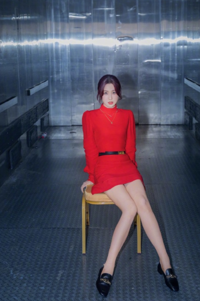 虞书欣|THE9新拍复古摩登写真，刘雨昕C位握滑板，虞书欣孔雪儿争门面？