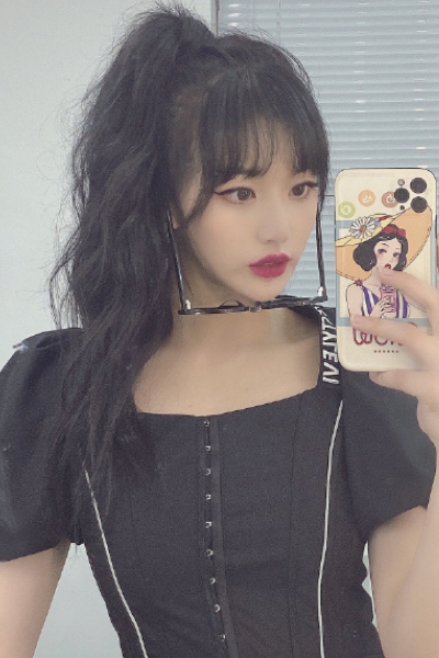 虞书欣|THE9新拍复古摩登写真，刘雨昕C位握滑板，虞书欣孔雪儿争门面？