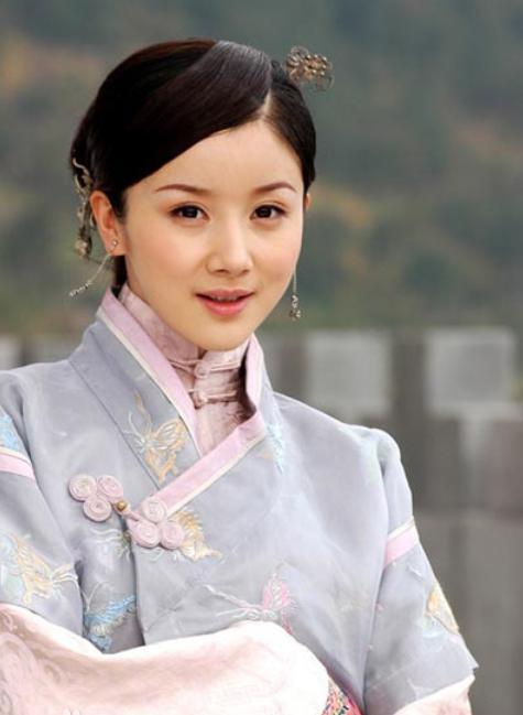 20岁的孙菲菲进入演艺圈后,拍摄了《李卫当官》《北京,我的爱》