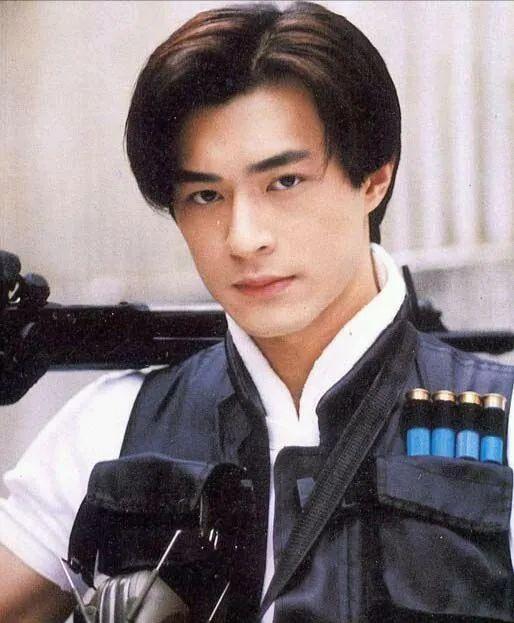 古天乐|古天乐弟弟：颜值不输给哥哥，身价上亿与哥哥争做慈善为父母积福