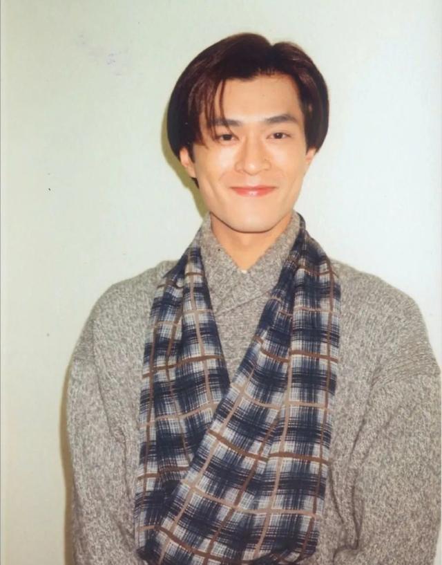 古天乐|古天乐弟弟：颜值不输给哥哥，身价上亿与哥哥争做慈善为父母积福