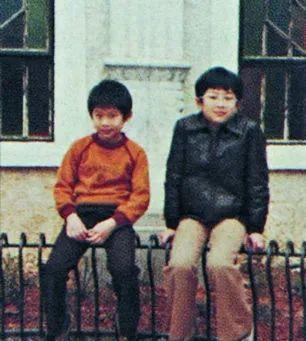 古天乐|古天乐弟弟：颜值不输给哥哥，身价上亿与哥哥争做慈善为父母积福