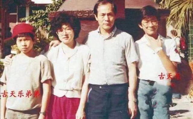 古天乐|古天乐弟弟：颜值不输给哥哥，身价上亿与哥哥争做慈善为父母积福