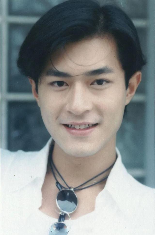 古天乐|古天乐弟弟：颜值不输给哥哥，身价上亿与哥哥争做慈善为父母积福