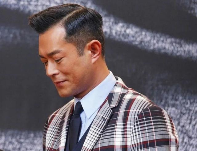 古天乐|古天乐弟弟：颜值不输给哥哥，身价上亿与哥哥争做慈善为父母积福