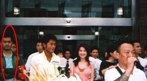 古天乐|古天乐弟弟：颜值不输给哥哥，身价上亿与哥哥争做慈善为父母积福