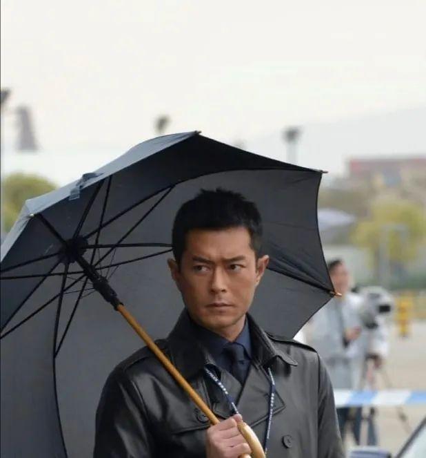 古天乐|古天乐弟弟：颜值不输给哥哥，身价上亿与哥哥争做慈善为父母积福