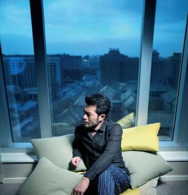 古天乐|古天乐弟弟：颜值不输给哥哥，身价上亿与哥哥争做慈善为父母积福